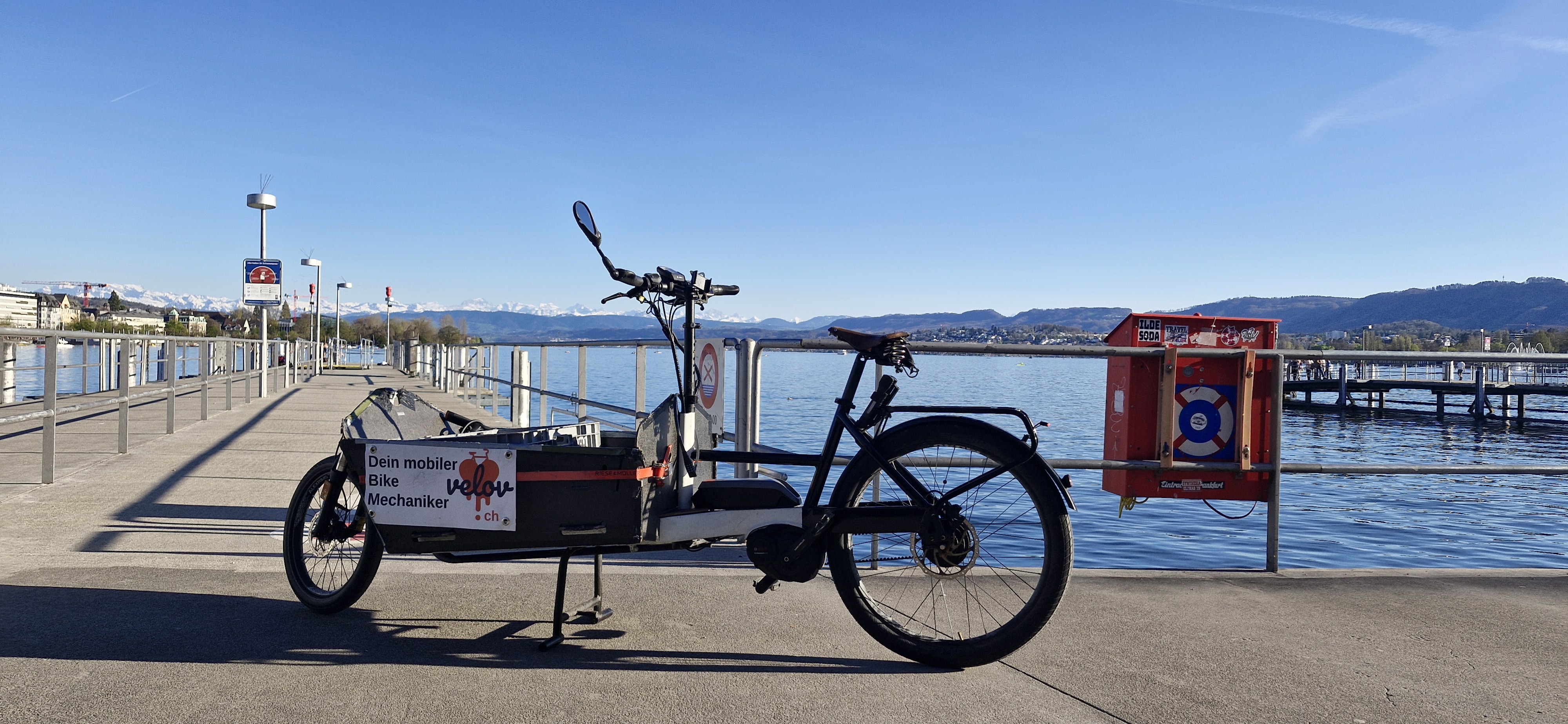 VELOV Cargo-Bike mit Kunden-Velos im Zürcher Hinterhof bereit für Service