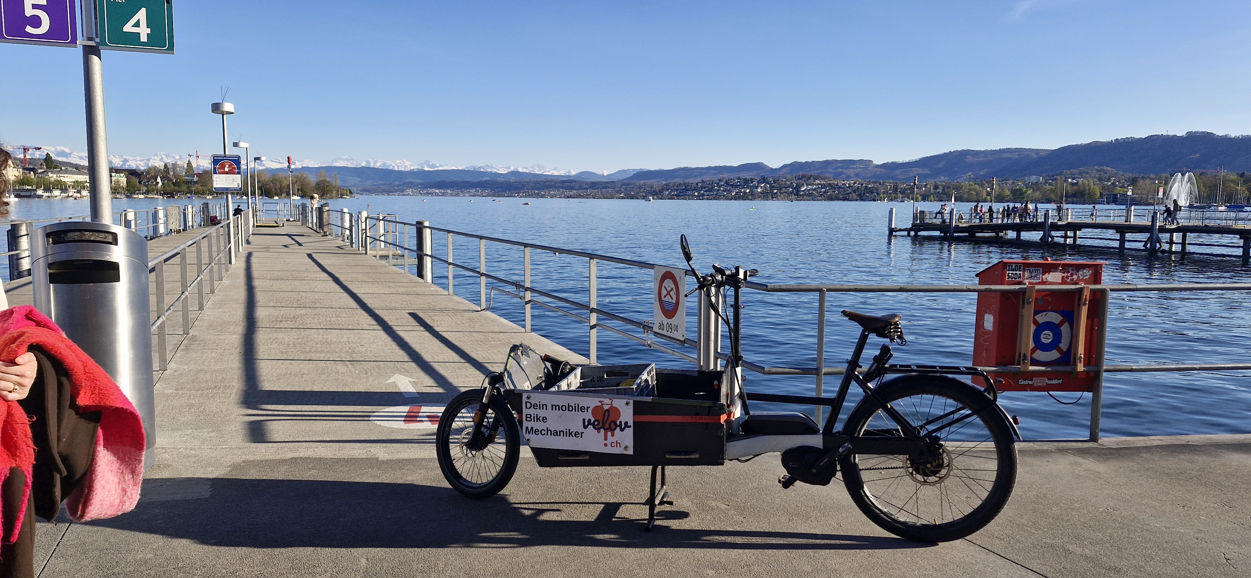 VELOV Cargo-Bike am Pier 4 mit Alpenpanorama und Zürichsee