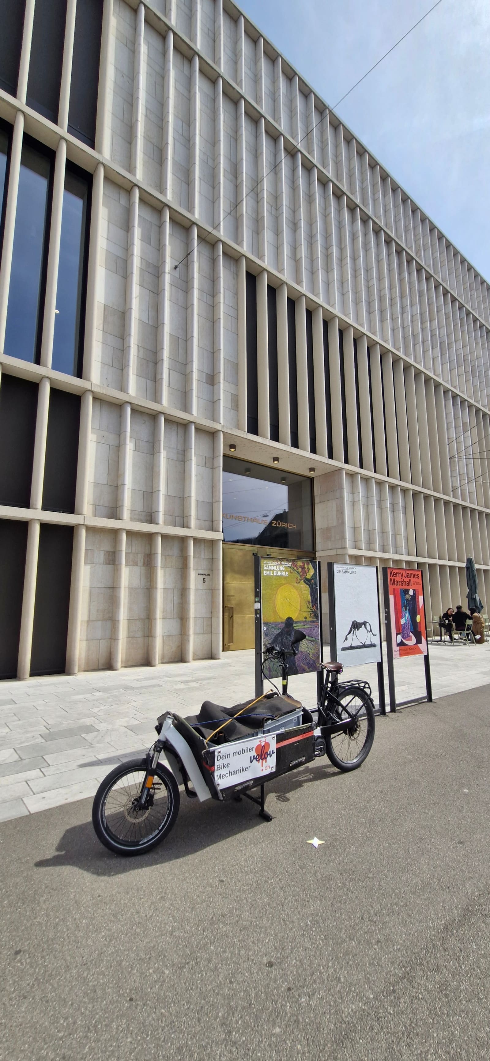 VELOV Cargo-Bike vor Hauseingang
